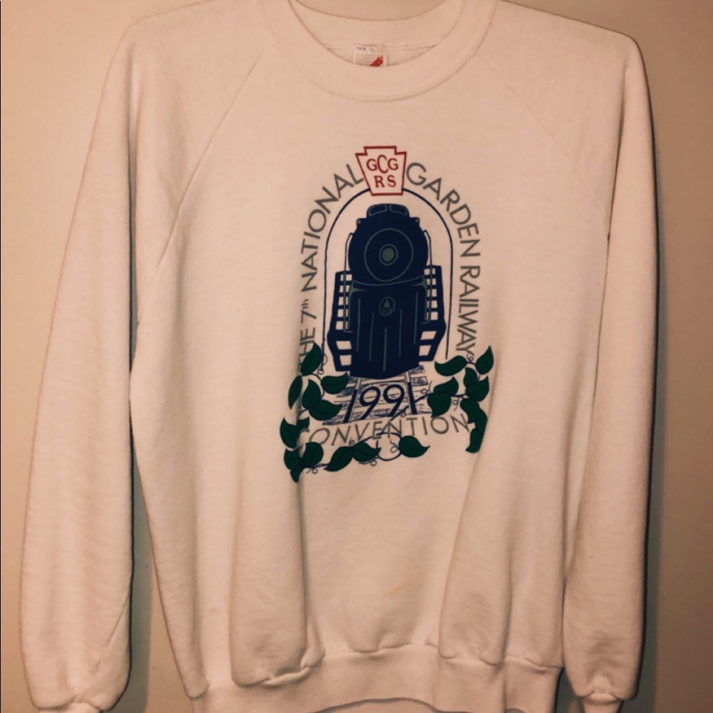 Very cute white sweatshirt